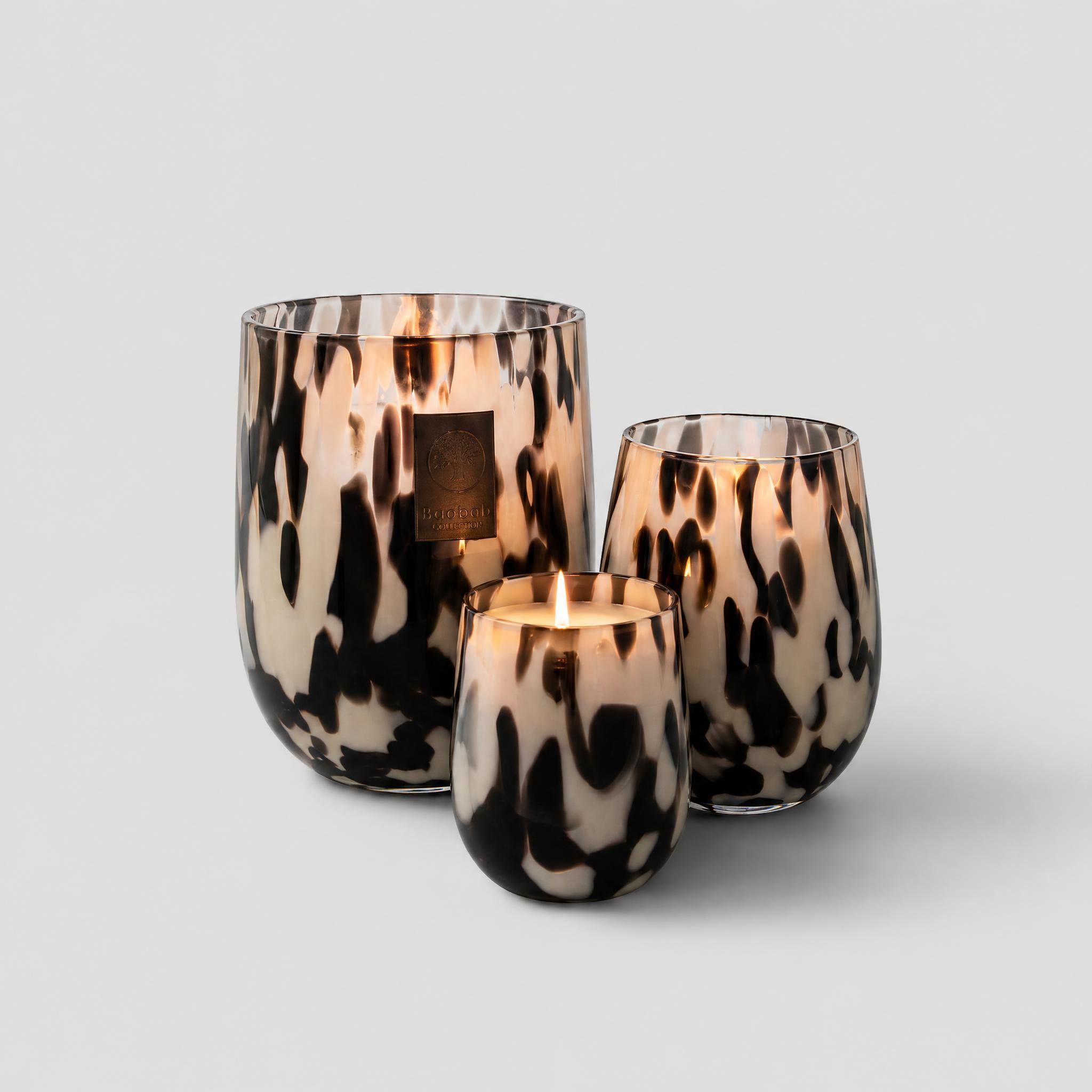 nightjar_image_make_a_shot_of_the_3_candles__leave_the_label_exactly_the_same__do_not_create_ne Barrel Kerze, gesprenkelt – Schwarz & Weiß – Bild 1
