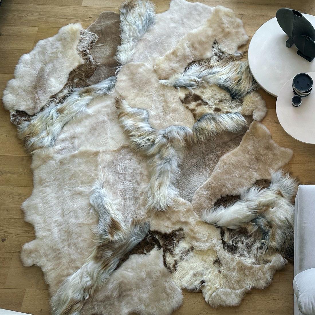 Melange patchwork tapijt uit schapenvachten Melange patchwork tapijt uit schapenvachten in beige, wit en bruin, bovenaanzicht