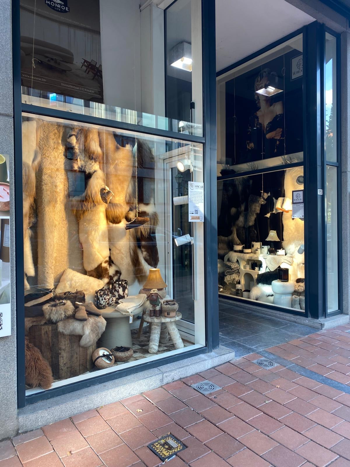 Etalage van de Monroe Life-flagshipstore, Dumortierlaan 115, Knokke-Heist