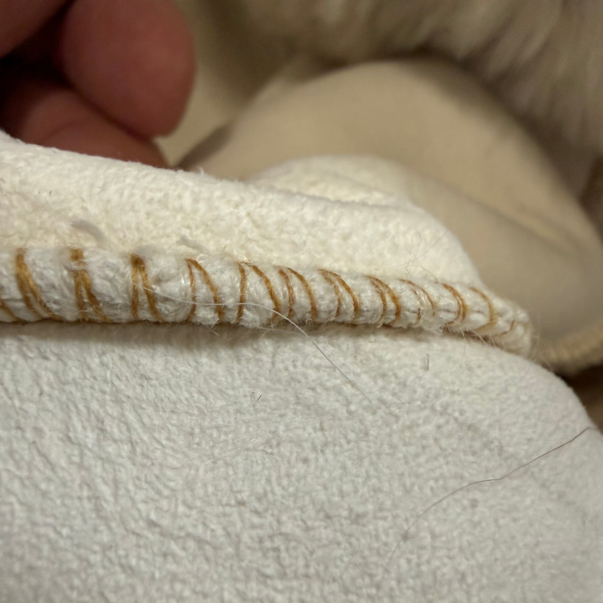 Gouden signatuurdraad aan de rand van een Monroe Life-patchworktapijt