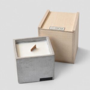 Oscar Outdoor Kubus Kaars M 11x11cm betonnen buitenkaars met houten wiek naast houten geschenkdoos
