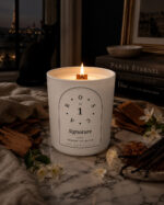 Signature geurkaars 300 g — Oscar Luxury, 's avonds brandend