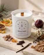 OSCAR N° 5 Spiced Tonka geurkaars 300 g in wit glas — Knokke-le-Zoute collectie