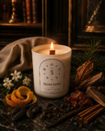 Spiced Tonka geurkaars 300 g — Oscar Luxury, 's avonds brandend