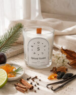OSCAR N° 5 Spiced Tonka geurkaars 190 g in wit glas — Knokke-le-Zoute collectie