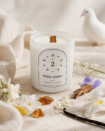 OSCAR N° 2 White Amber geurkaars 300 g in wit glas — Knokke-le-Zoute collectie
