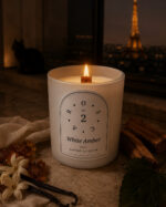 White Amber geurkaars 300 g — Oscar Luxury, 's avonds brandend