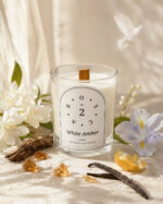 OSCAR N° 2 White Amber geurkaars 190 g in wit glas — Knokke-le-Zoute collectie